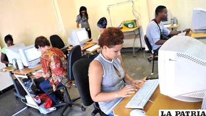 Cubanos en el nuevo internet que se apertura ayer