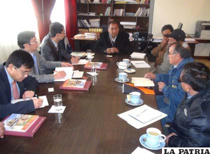 Reunión del gobernador Santos Tito con los personeros de la empresa china