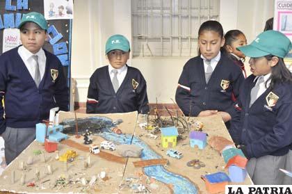 Niños de unidades educativas, explicaron con maquetas la problemática ambiental