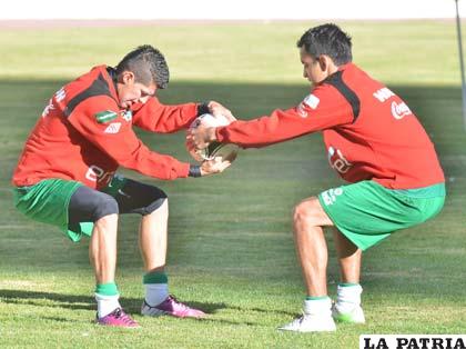 Arce y Campos en el entrenamiento de la selección boliviana