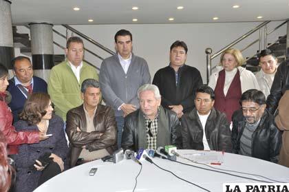 Rubén Costas y algunos de sus allegados políticos agradecen apoyo de la población orureña