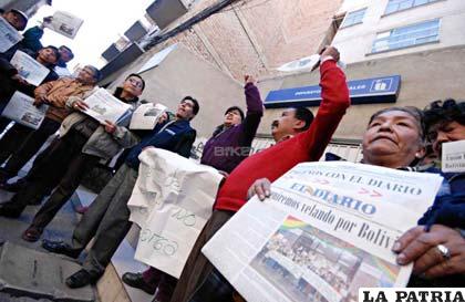 Personal de El Diario y canillitas protestan por embargo del matutino
