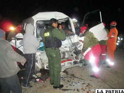 Personal policial y del SAR hicieron esfuerzos para sacarlos del vehículo