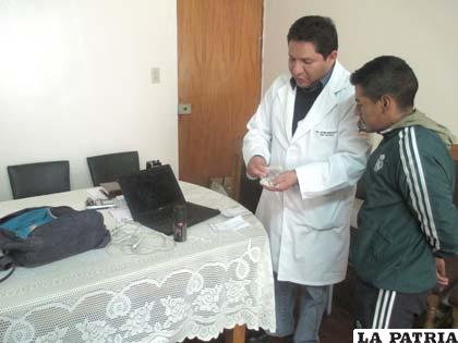 El director del Hospital General, Javier Mercado cuenta el dinero de Kavin Llanos