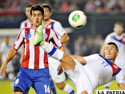 Una acción del partido que disputaron Paraguay y Chile