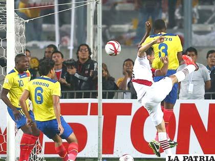 El partido fue bastante disputado en el Estadio Nacional de Lima