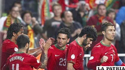 Jugadores de Portugal celebran la victoria ante Rusia