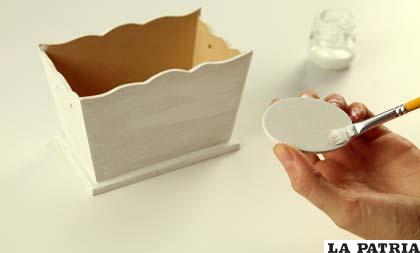PASO 1
Consigue una linda caja de madera para utilizar como centro de mesa. Píntala con pintura acrílica de color blanco.