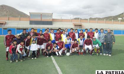 Jugadores de ambos equipos posando para el recuerdo