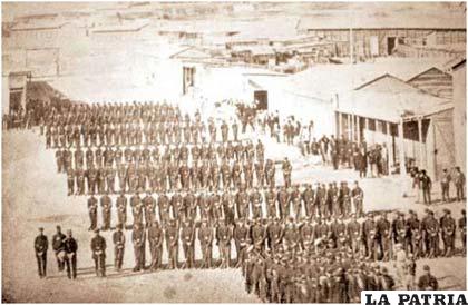 Compañía de Artillería de Marina y Compañía del Batallón Nº 3 de Línea, del ejército chileno en la plaza Colón de Antofagasta en 1879
