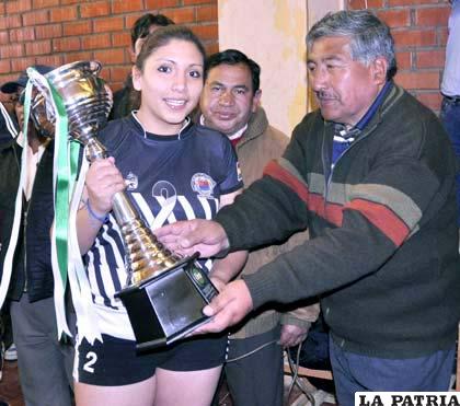 Vanessa Ferrufino recibe el trofeo de campeón de manos de Etzhel Llanque