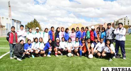 Integrantes de la preselección femenina de fútbol de Oruro