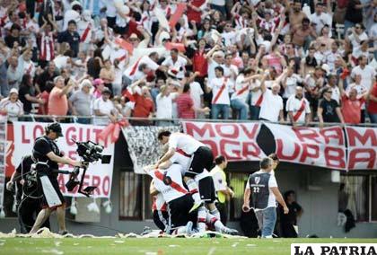 River celebra junto a su hinchada la victoria ante Independiente
