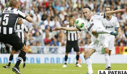 Zidane le pega de volea ante la marca de sus adversarios