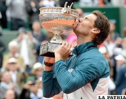 Rafael Nadal con la Copa de Campeón de Roland Garros