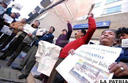 Trabajadores junto a canillitas en marcha de protesta a favor de “El Diario”