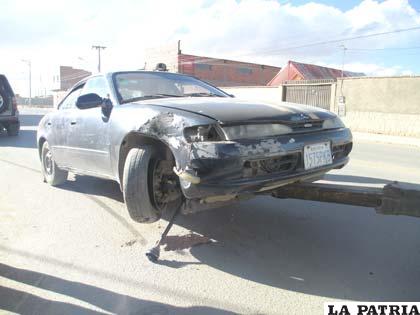 Automóvil chocó contra una señalización en la Tacna y Campo Jordán (09/06/13)