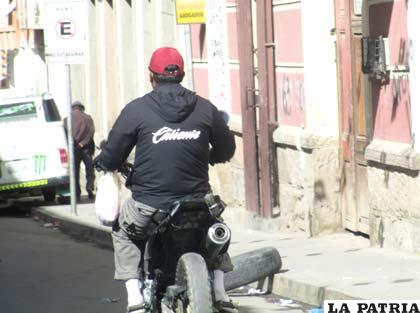La mayor parte de los motociclistas en Oruro no utilizan el casco de seguridad y sus motocicletas no tienen placas de control