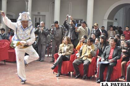 Reconocen a partícipes del Carnaval de Oruro