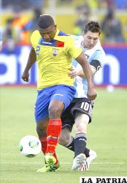 Guagua disputa el balón con Messi