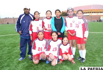 Integrantes del equipo de fútbol del colegio Virgen del Mar