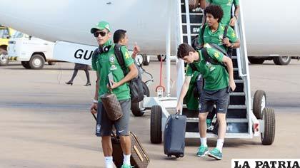 Jugadores de la selección brasileña descienden de su avión