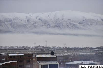 Los cerros aledaños a la ciudad fueron pintados de blanco con la nieve