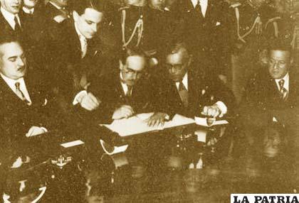 Suscripción del Tratado de Paz, Amistad y Límites entre las repúblicas de Paraguay y Bolivia, en fecha 21 de julio de 1938.
Suscribe por Bolivia, el ministro de Relaciones Exteriores, D. Eduardo Diez de Medina (en la imagen, pluma en mano)