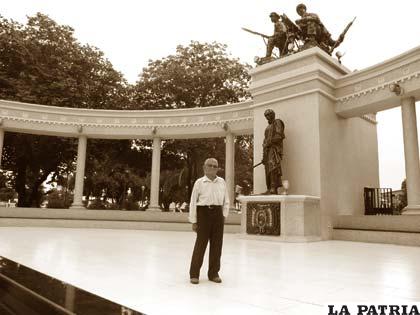 El excombatiente de la Guerra del Chaco, Juan Claros Argota en la plaza principal de Yacuiba