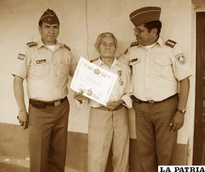 El héroe de guerra junto a dos jefes militares