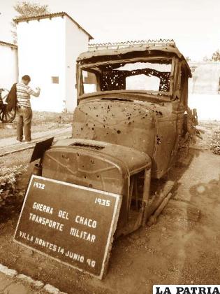 Uno de los vehículos bolivianos agujereado por las balas