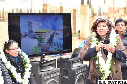 Alcaldesa presenta el proyecto del parqueo municipal 