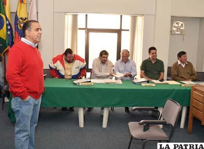 Durante la reunión de la Liga ayer en Cochabamba