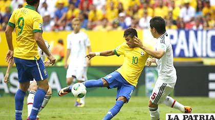 Neymar fue la figura de la selección brasileña, anotó el primero de su equipo
