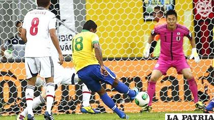 Paulinho remata a puerta, fue autor del segundo gol