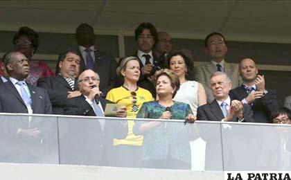 Joseph Blatter junto a la presidenta de Brasil, Dilma Rousseff
