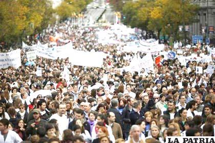 Miles de personas marchan en defensa de la sanidad pública