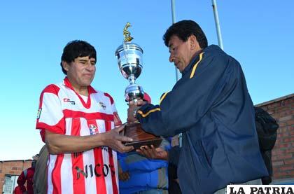 Saúl Zurita recibe el trofeo de Wilfredo Vásquez