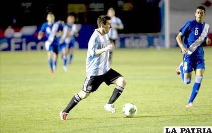 Messi fue autor de tres de los cuatro goles argentinos