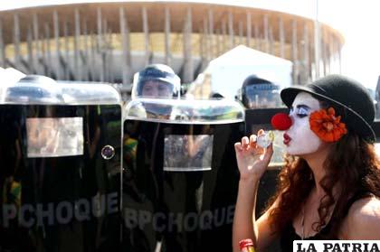 Unas 1.000 personas se congregaron alrededor del estadio Nacional de Brasilia para protestar contra el torneo y exigir la liberación de cuatro manifestantes