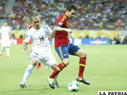 Una acción del partido en el que España venció por 2-1
