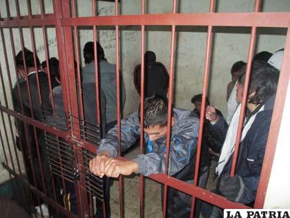 Los exalumnos estuvieron por ocho horas en las celdas policiales