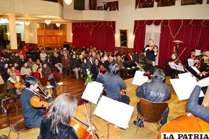 El Club Oruro se vistió de gala para recibir a la Filarmónica de El Alto