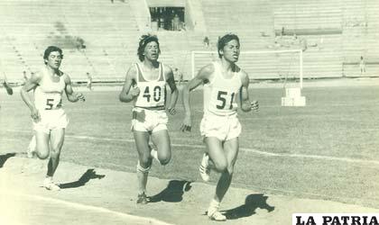 En plena competencia (51) en los juegos universitarios en 1968 pista del estadio “Jesús Bermúdez”