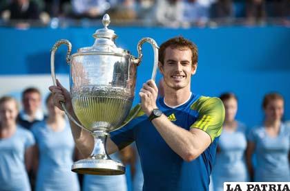 Andy Murray con el trofeo de campeón 