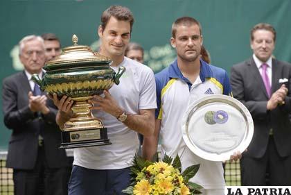 Roger Federer luce orgulloso el trofeo que ganó