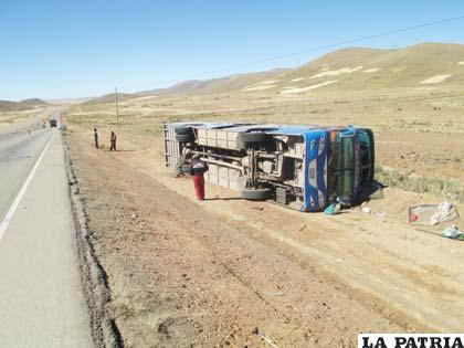 El bus de la empresa San Lorenzo sufrió un vuelco lateral en el camino a La Paz