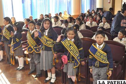 Una de las directivas escolares posesionadas ayer en el TEDO