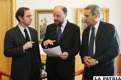 Firma de convenio entre chilenos y peruanos
