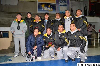 El equipo de Dino Leones que participa en el campeonato de Maxi básquet